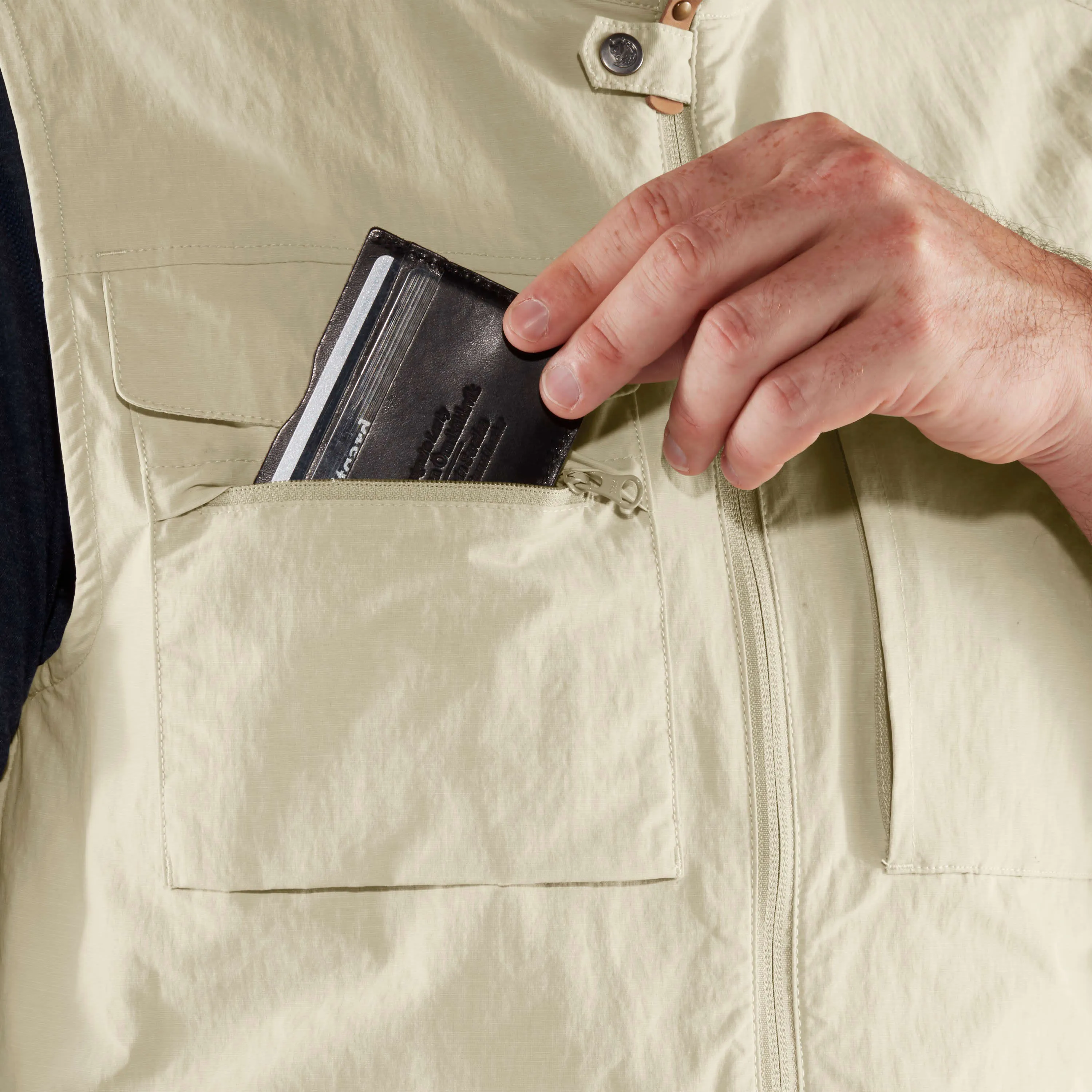 Fjällräven Men&#x27;s Travellers Mt Vest Light Beige | Buy Fjällräven Men&#x27;s Travellers Mt Vest Light Beige here | Outnorth