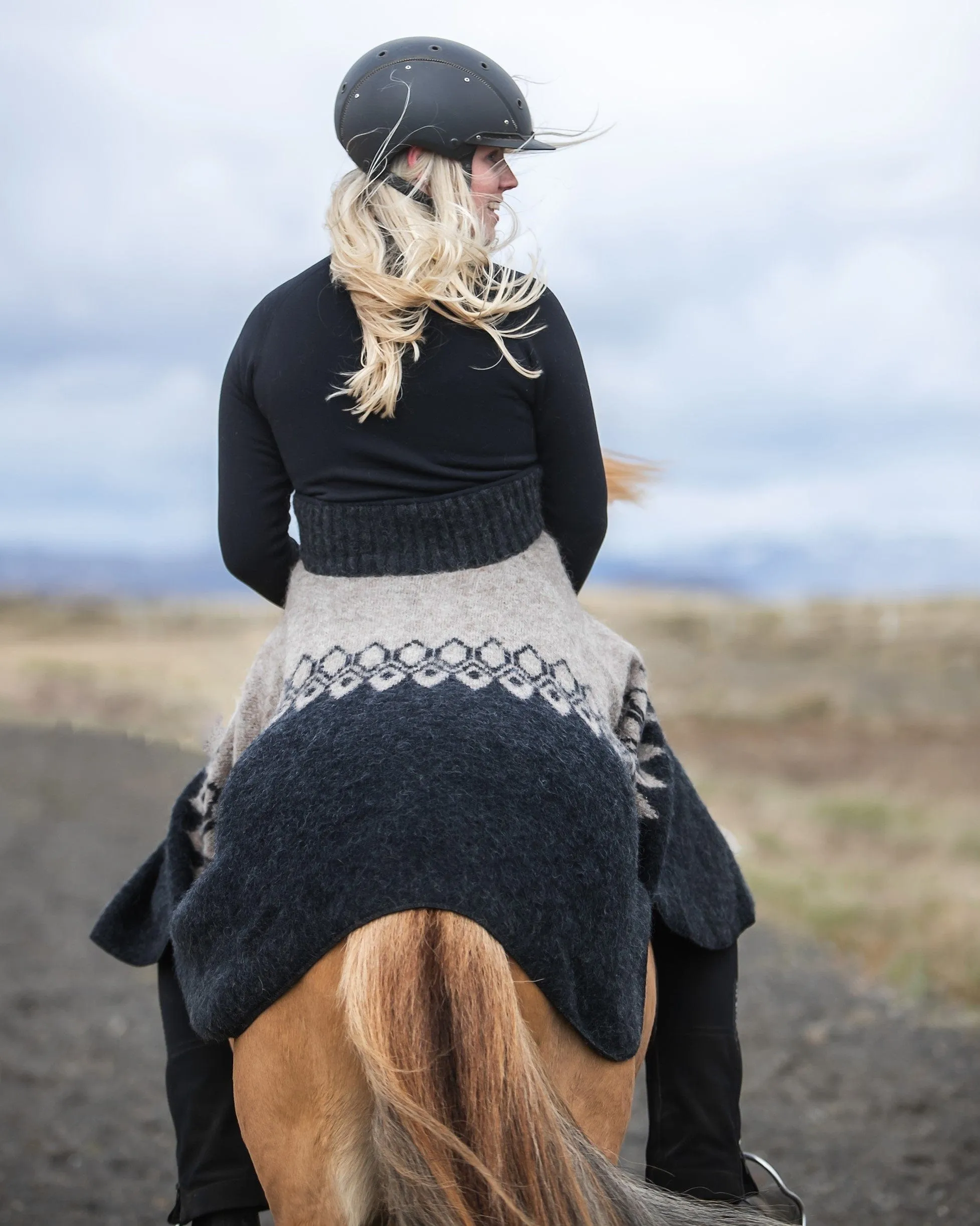 Funnel Neck Poncho Jacket Beige - Ísar