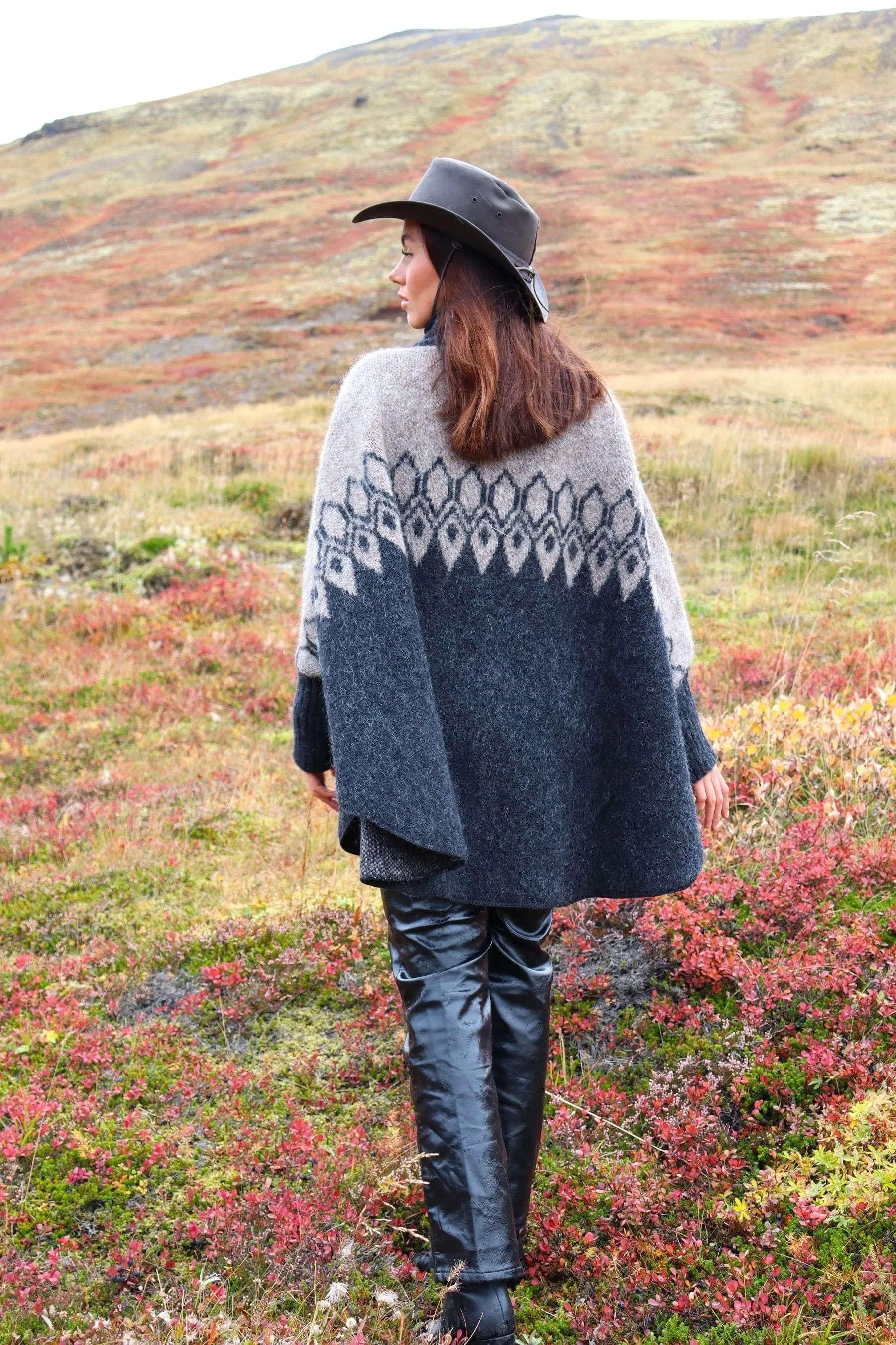 Funnel Neck Poncho Jacket Beige - Ísar
