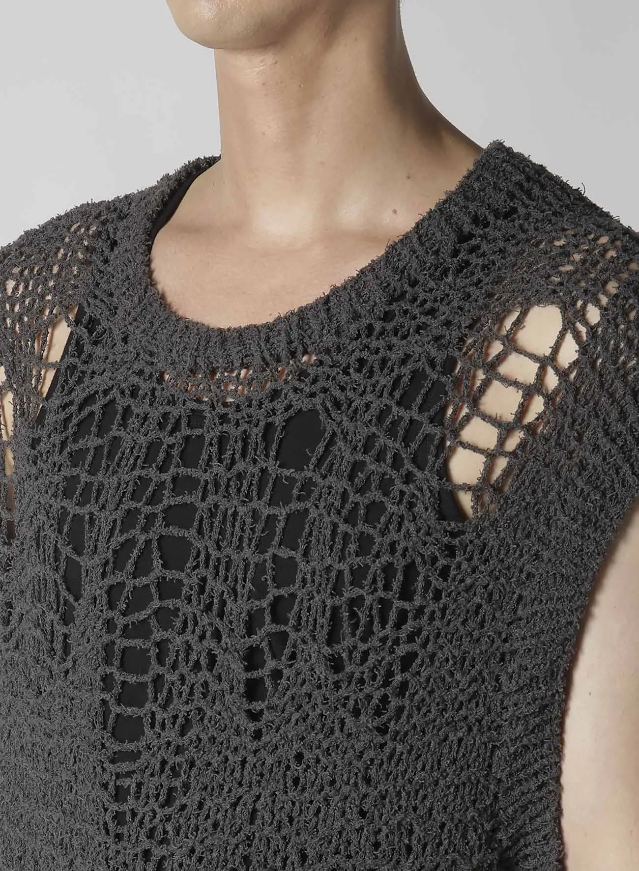 HAND KNITTED DAMAGE PROCESSED GARTER ROUND NECK VEST