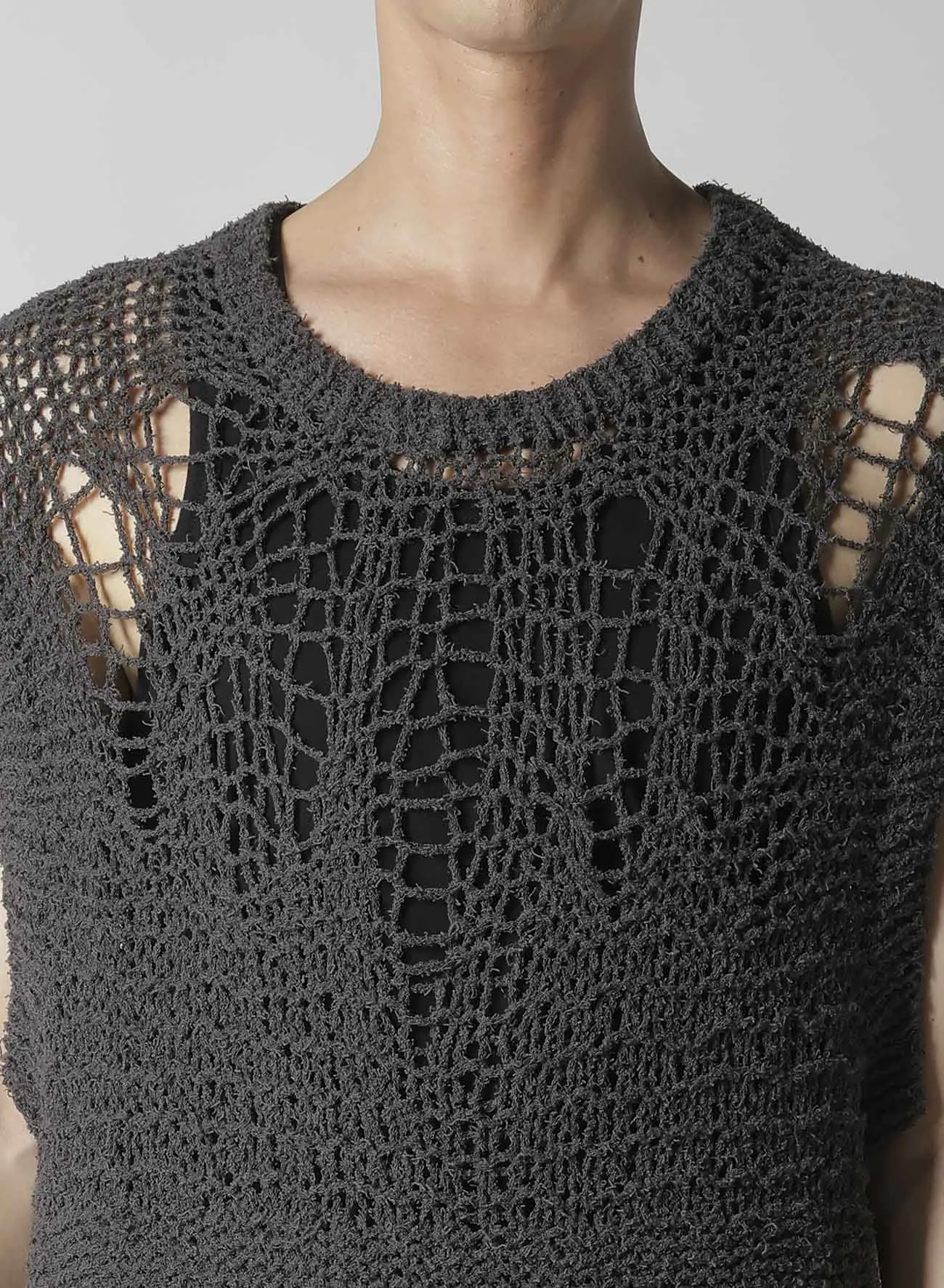 HAND KNITTED DAMAGE PROCESSED GARTER ROUND NECK VEST